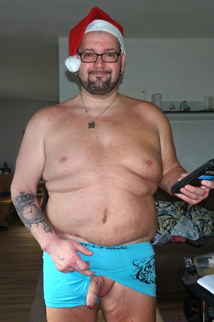 Nackt mit Weihnachtsmütze im Wohnzimmer