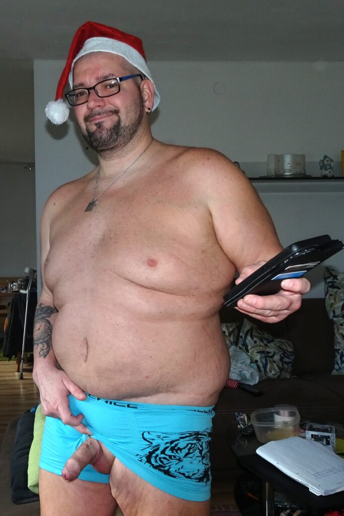Nackt mit Weihnachtsmütze im Wohnzimmer